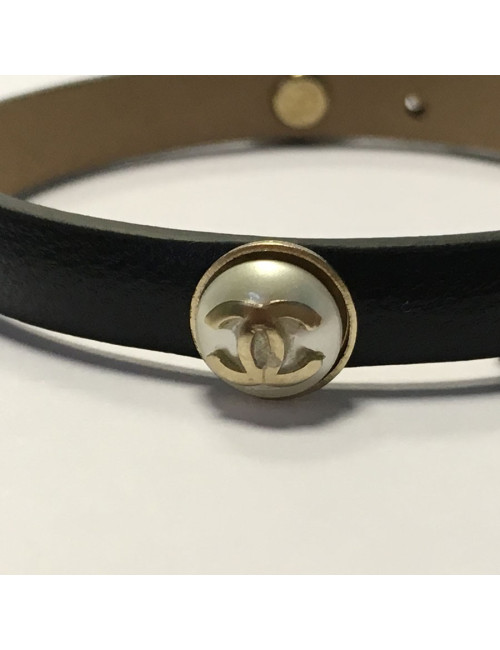 CHANEL bracelet in black leather and CC on a half Pearly beads