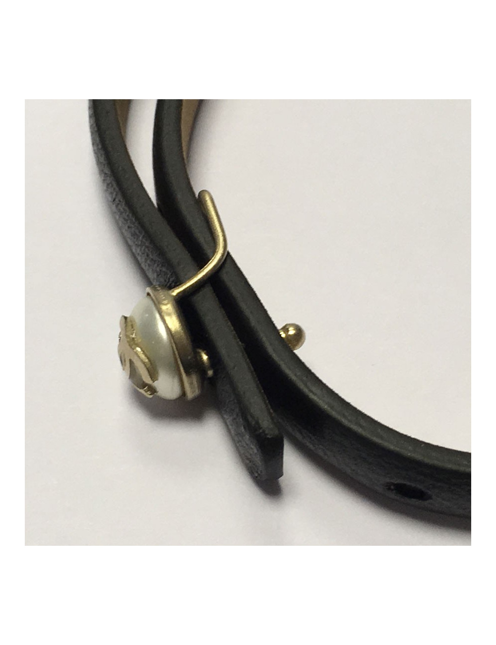 CHANEL bracelet in black leather and CC on a half Pearly beads