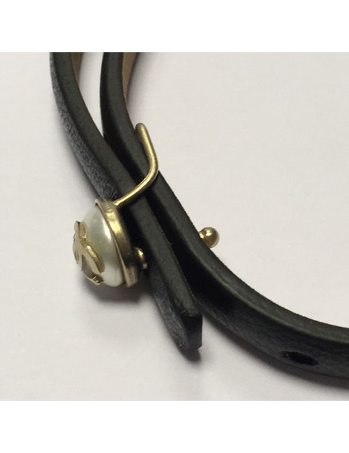 Bracelet CHANEL en cuir noir et CC sur demi perles nacrées
