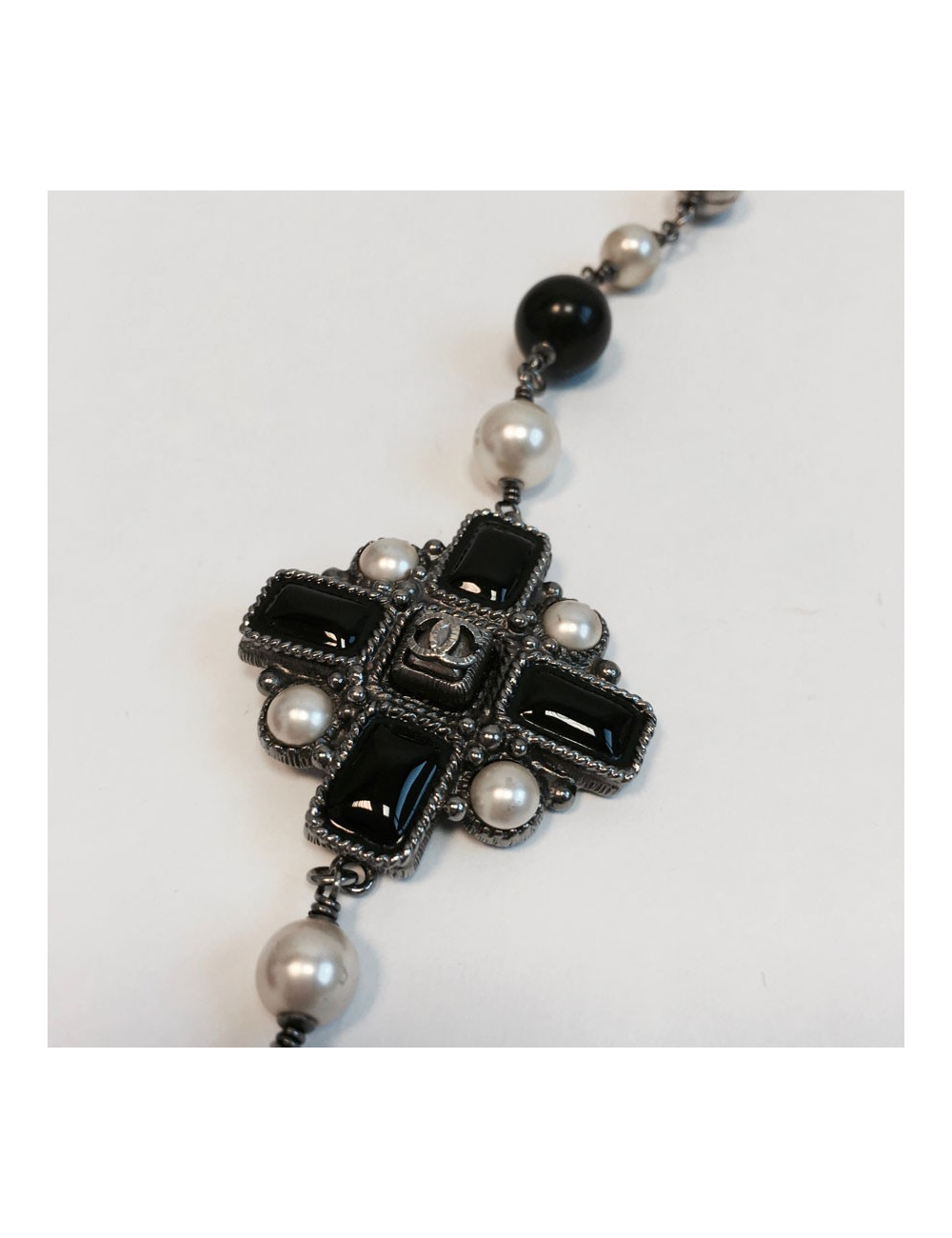 Sautoir CHANEL perles noires, blanches et grises