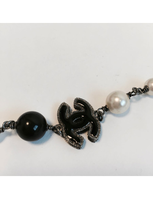 Sautoir CHANEL perles noires, blanches et grises
