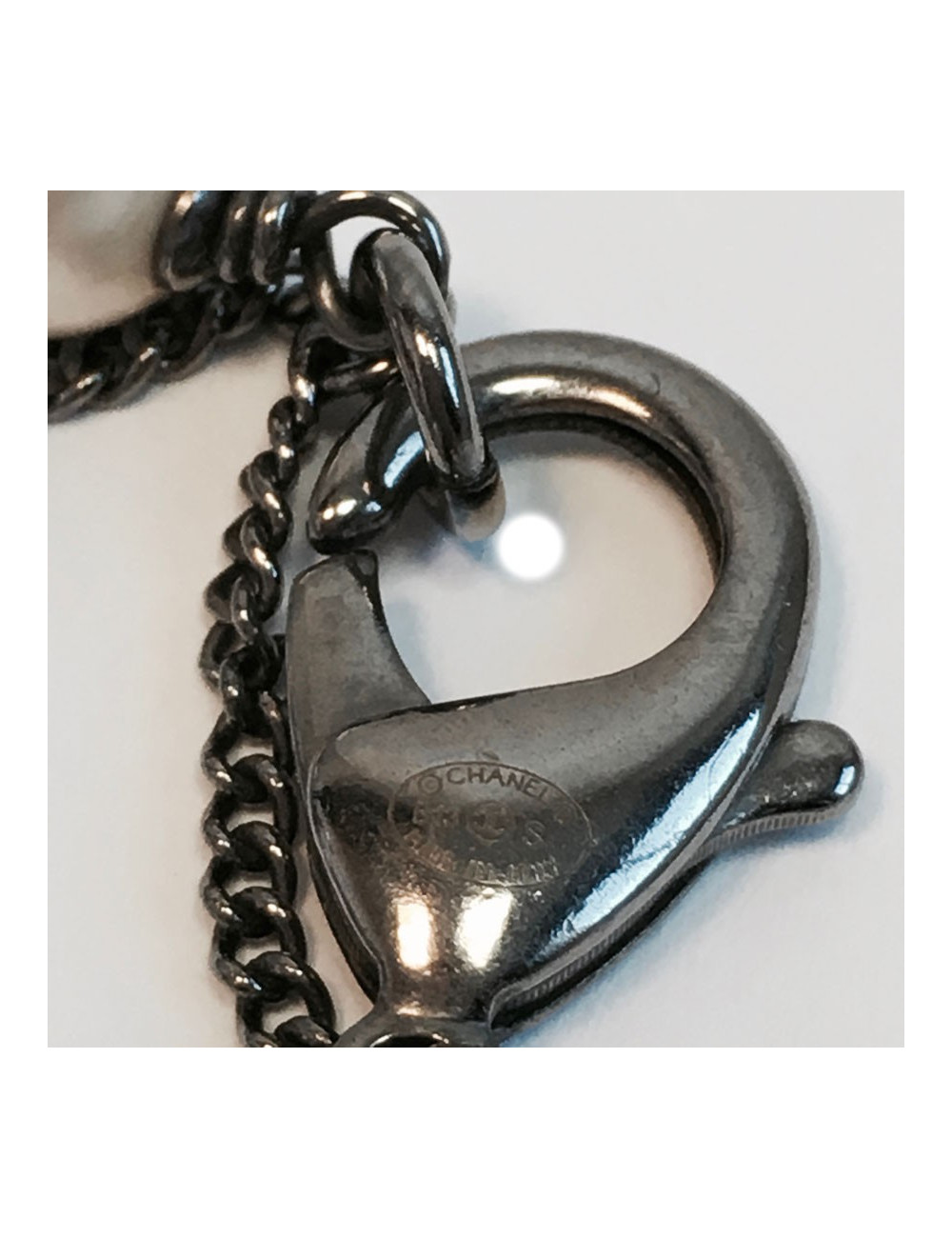 Sautoir CHANEL perles noires, blanches et grises