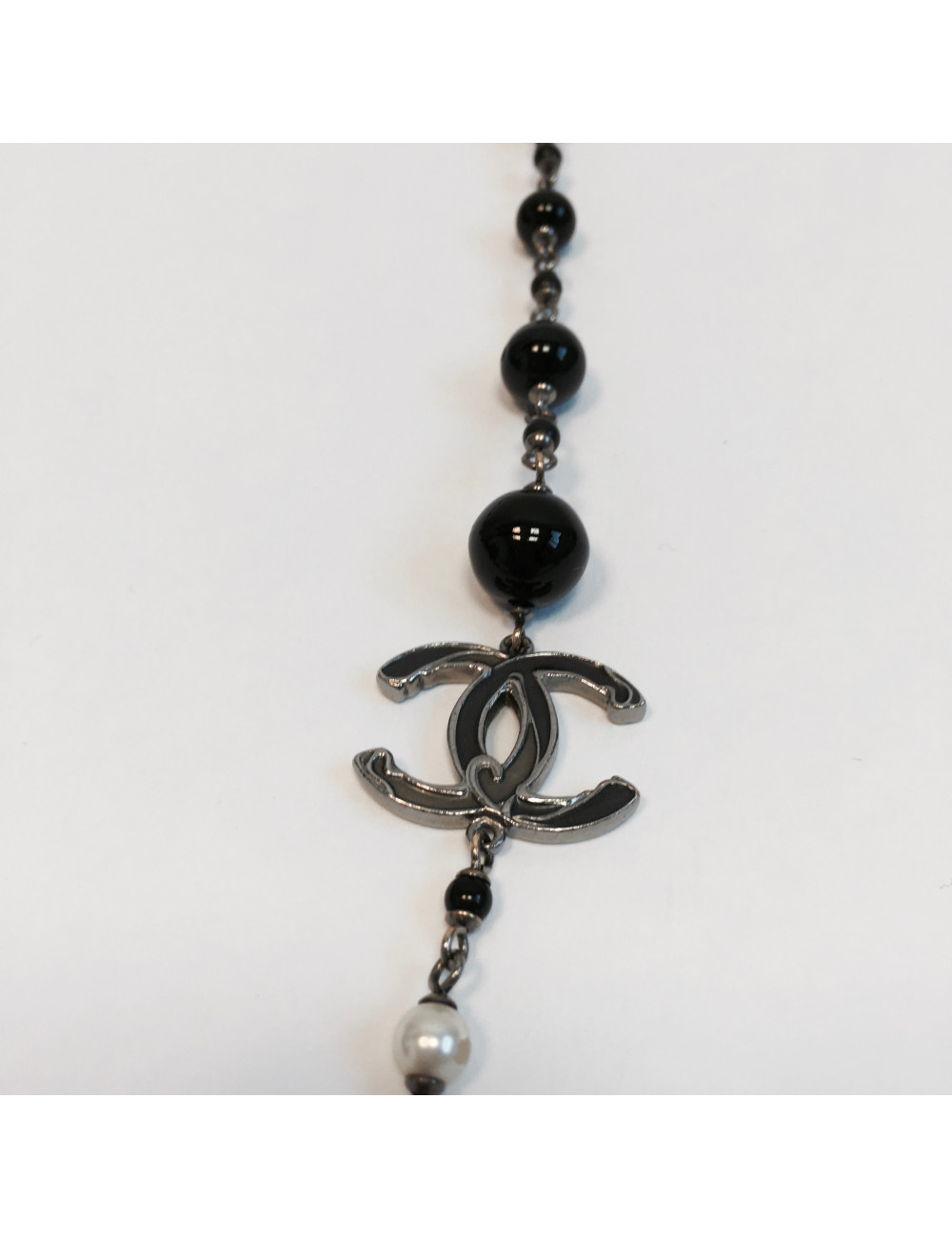 Sautoir CHANEL perles noires, blanches et grises