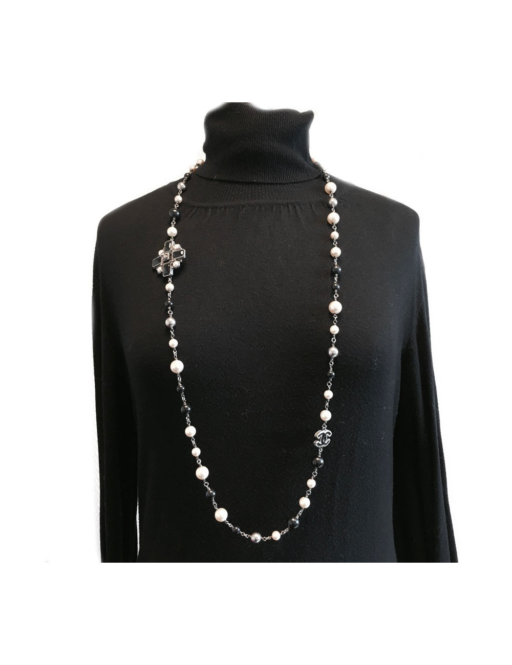 CHANEL black, white and gray pearls necklace