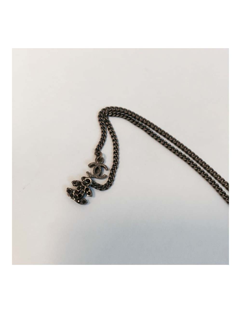 Sautoir CHANEL perles noires, blanches et grises