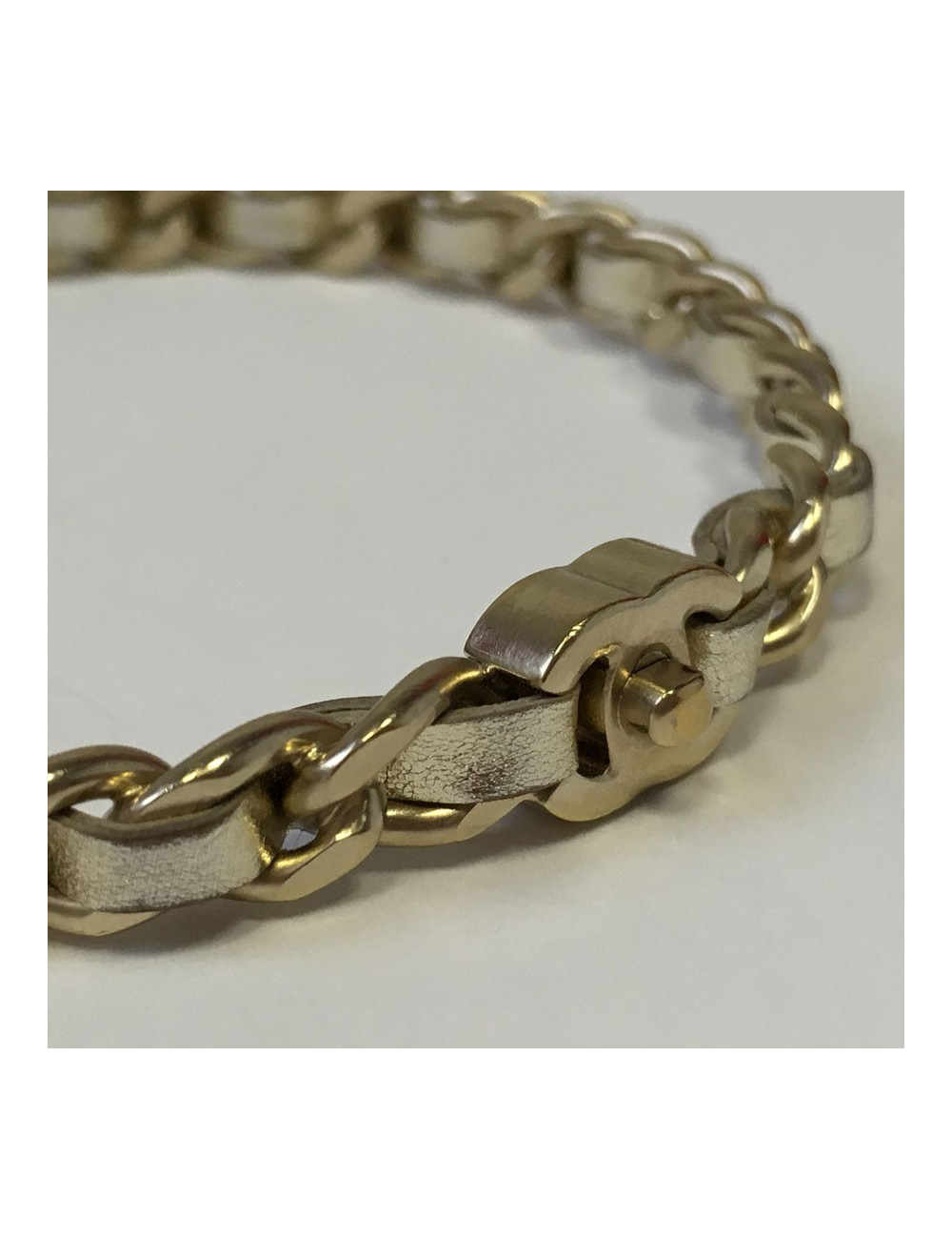 Bracelet CHANEL en métal doré entrelacé de cuir