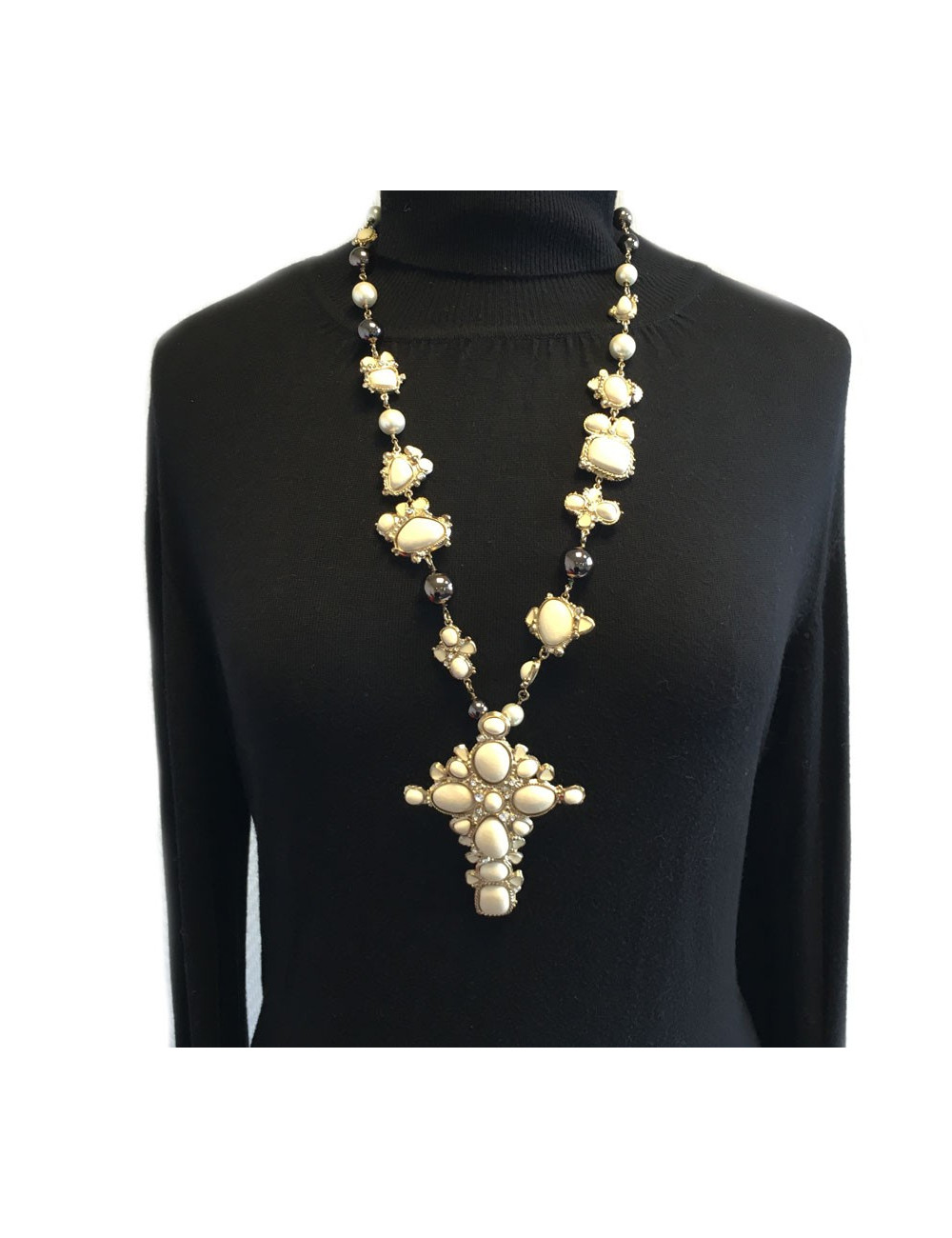 Sautoir CHANEL croix émaillé ivoire, strass et perles nacrées et gris métallisées