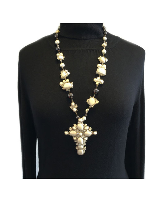 Sautoir CHANEL croix émaillé ivoire, strass et perles nacrées et gris métallisées