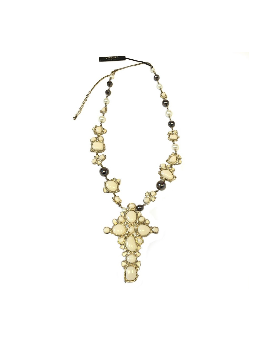 Sautoir CHANEL croix émaillé ivoire, strass et perles nacrées et gris métallisées