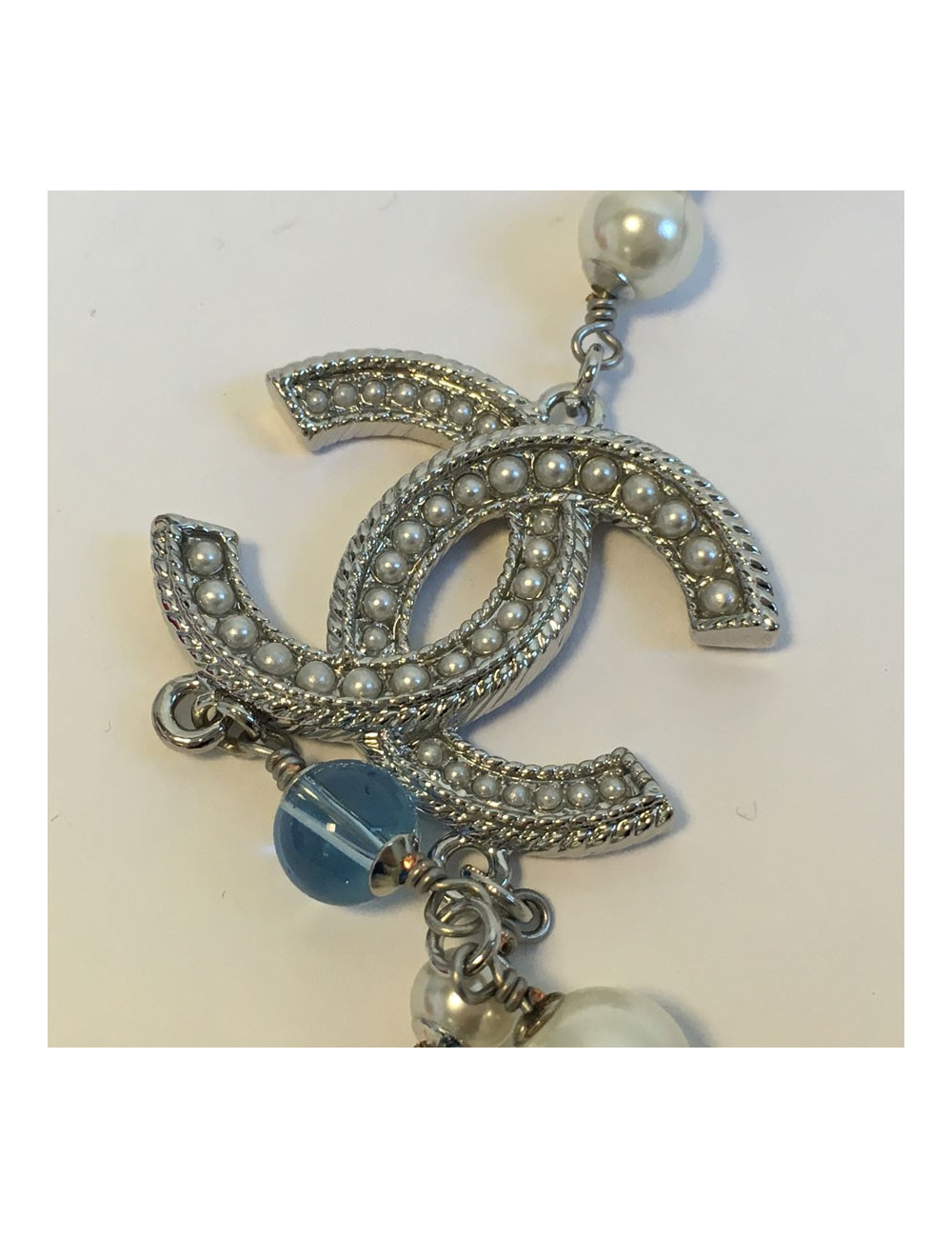 Sautoir CHANEL en perles multicolores et CC