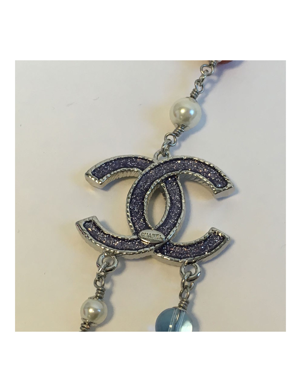 Sautoir CHANEL en perles multicolores et CC