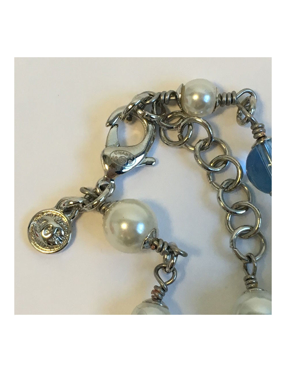 Sautoir CHANEL en perles multicolores et CC