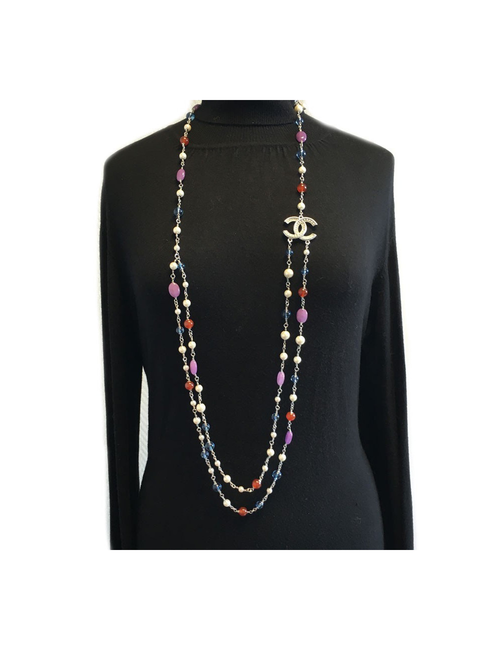 CHANEL necklace in multicolored pearls and CC