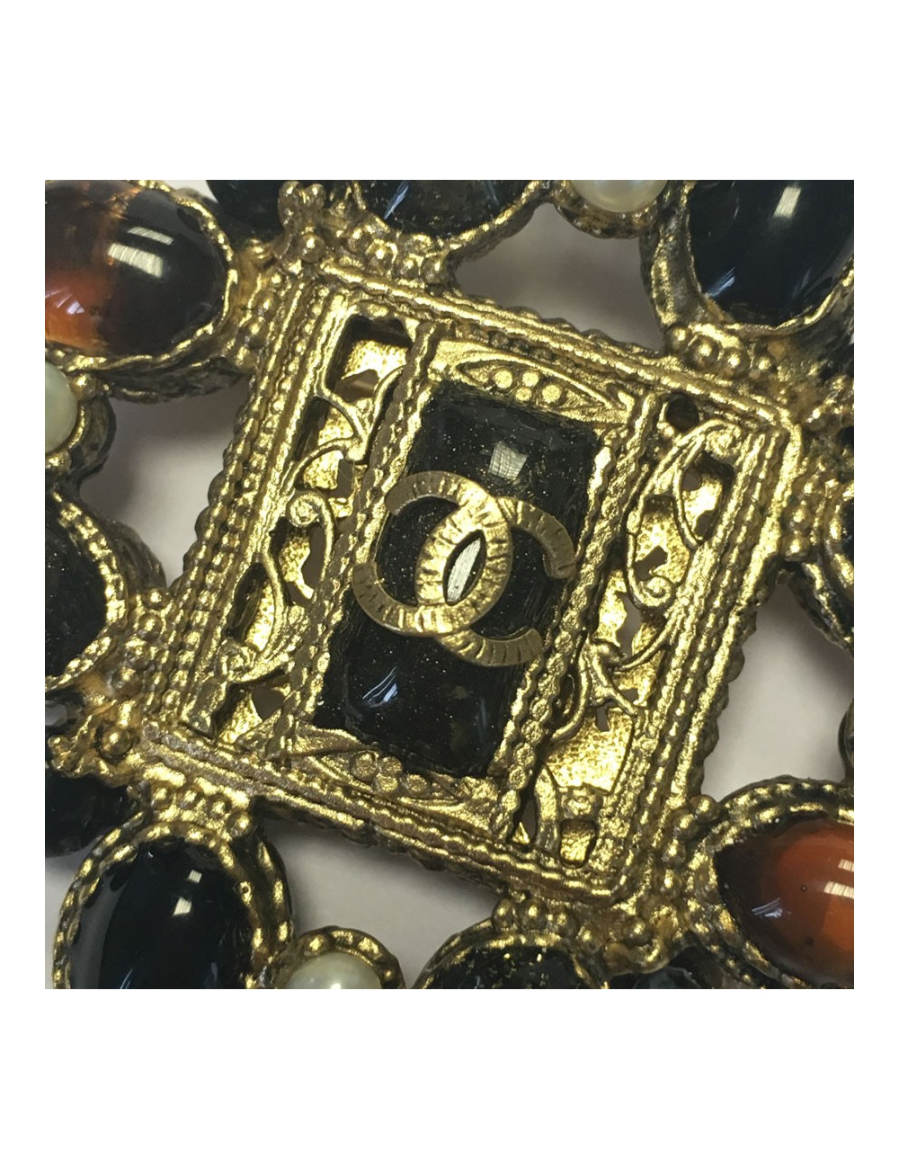 Broche CHANEL en filigrane et pâte de verre