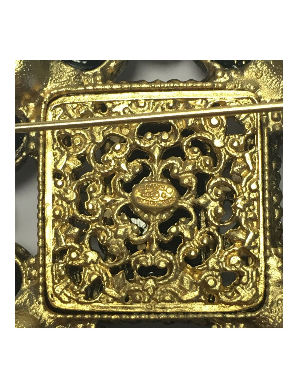 Broche CHANEL en filigrane et pâte de verre
