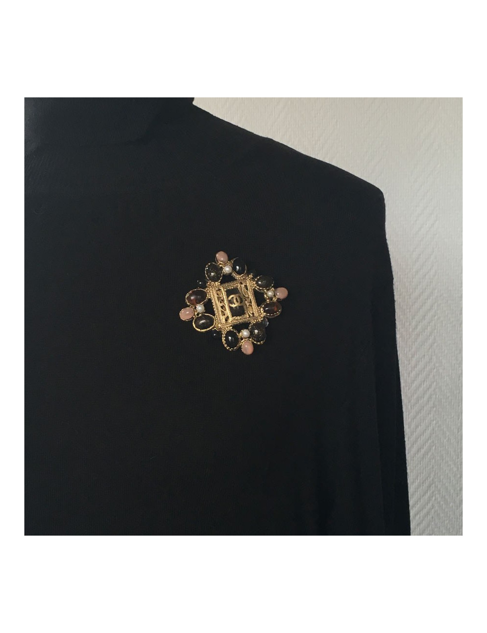 Broche CHANEL en filigrane et pâte de verre