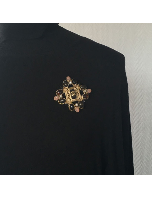 Broche CHANEL en filigrane et pâte de verre