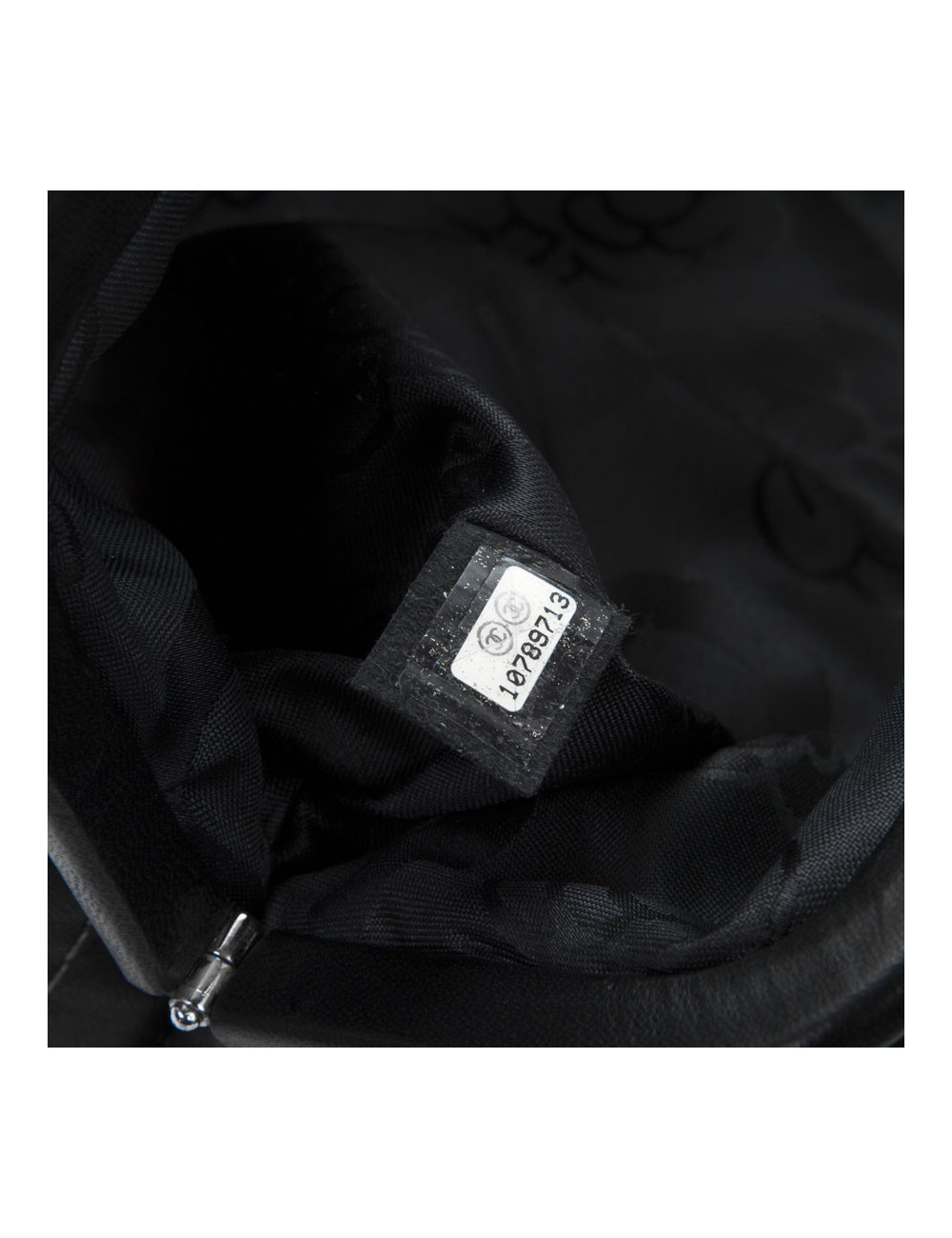 CHANEL black smooth lambskin pouch