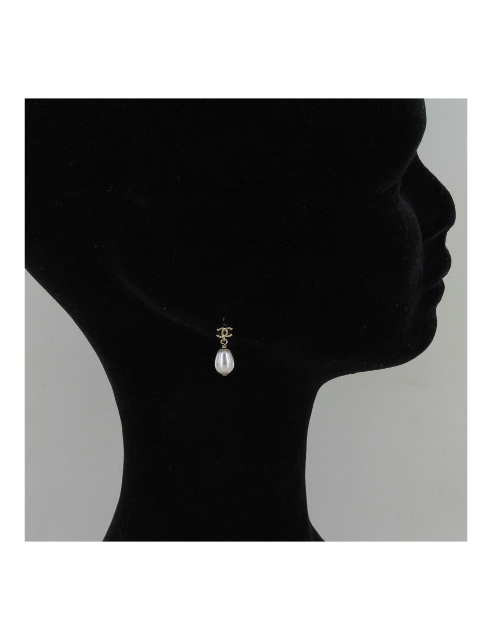 CHANEL Pearl oval Pearl ear studs