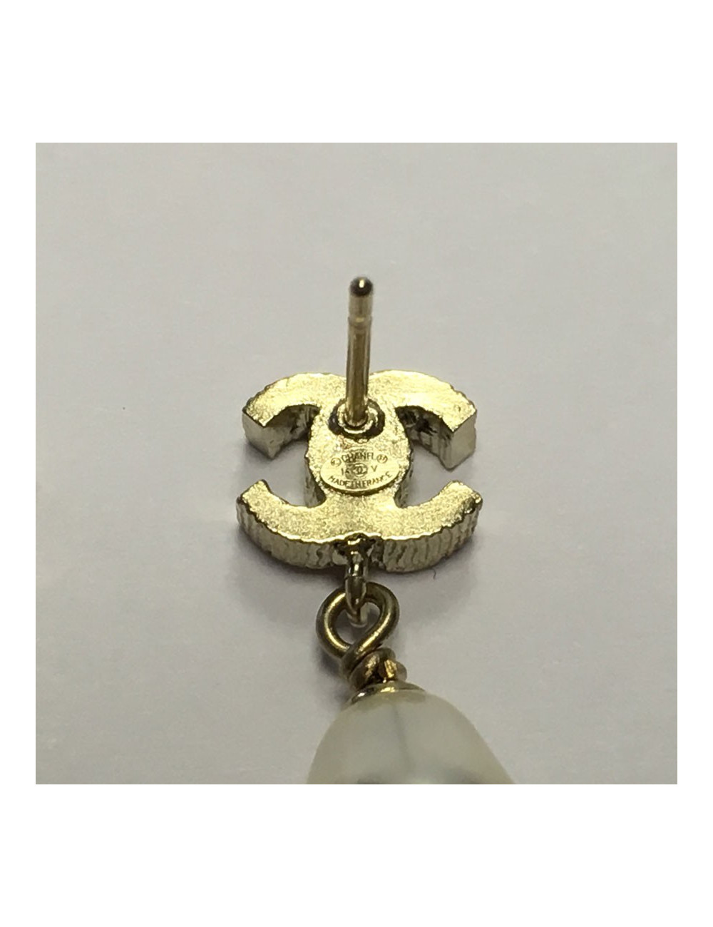 For VC nails CHANEL guilloché gold metal and hanging Pearl oval bead earrings