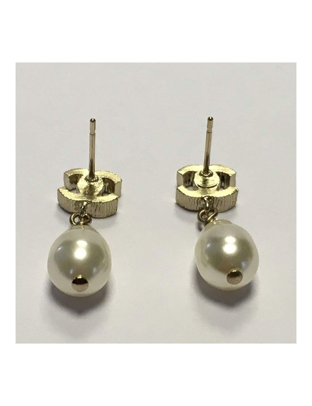 For VC nails CHANEL guilloché gold metal and hanging Pearl oval bead earrings