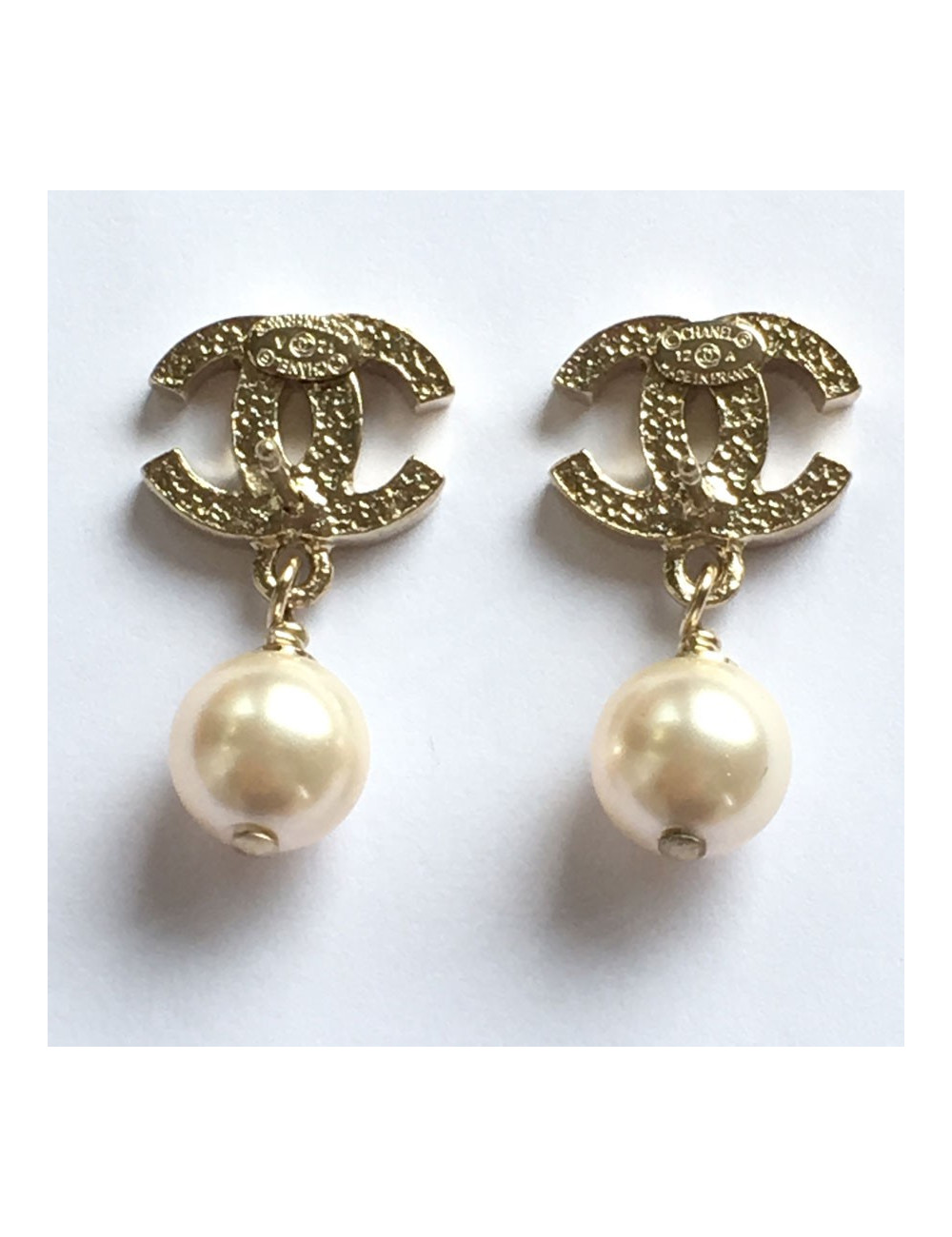 Clous d'oreilles CHANEL dorés & perle nacrée 