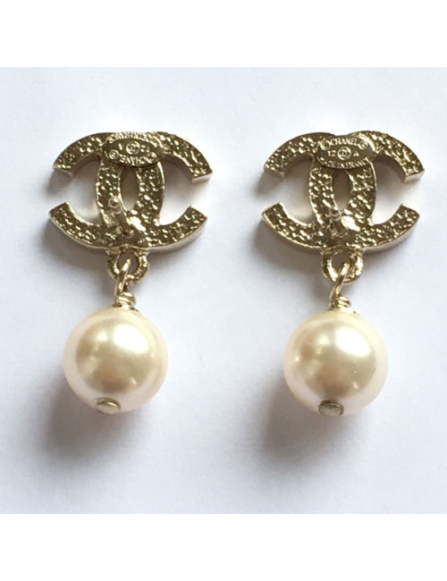 Golden ears & Pearly Pearl CHANEL nail