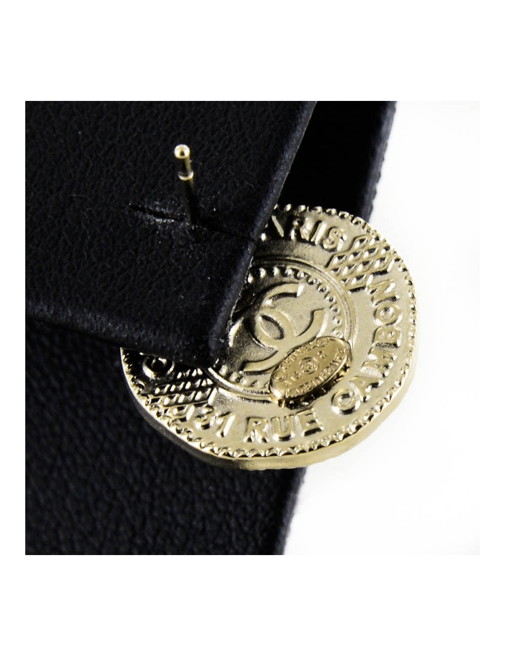 Clous d'oreille CHANEL pièce dorée " 31 rue Cambon"