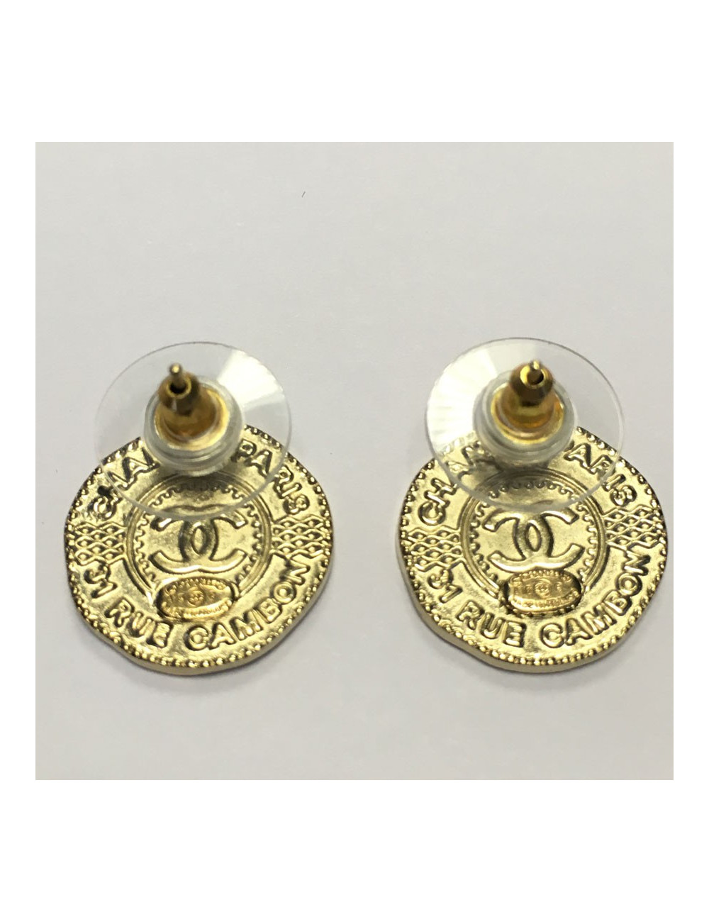 Clous d'oreille CHANEL pièce dorée " 31 rue Cambon"
