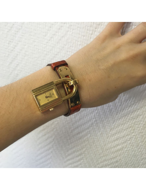 Montre HERMES Kelly pm en cuir crocodile orange et bijouterie dorée