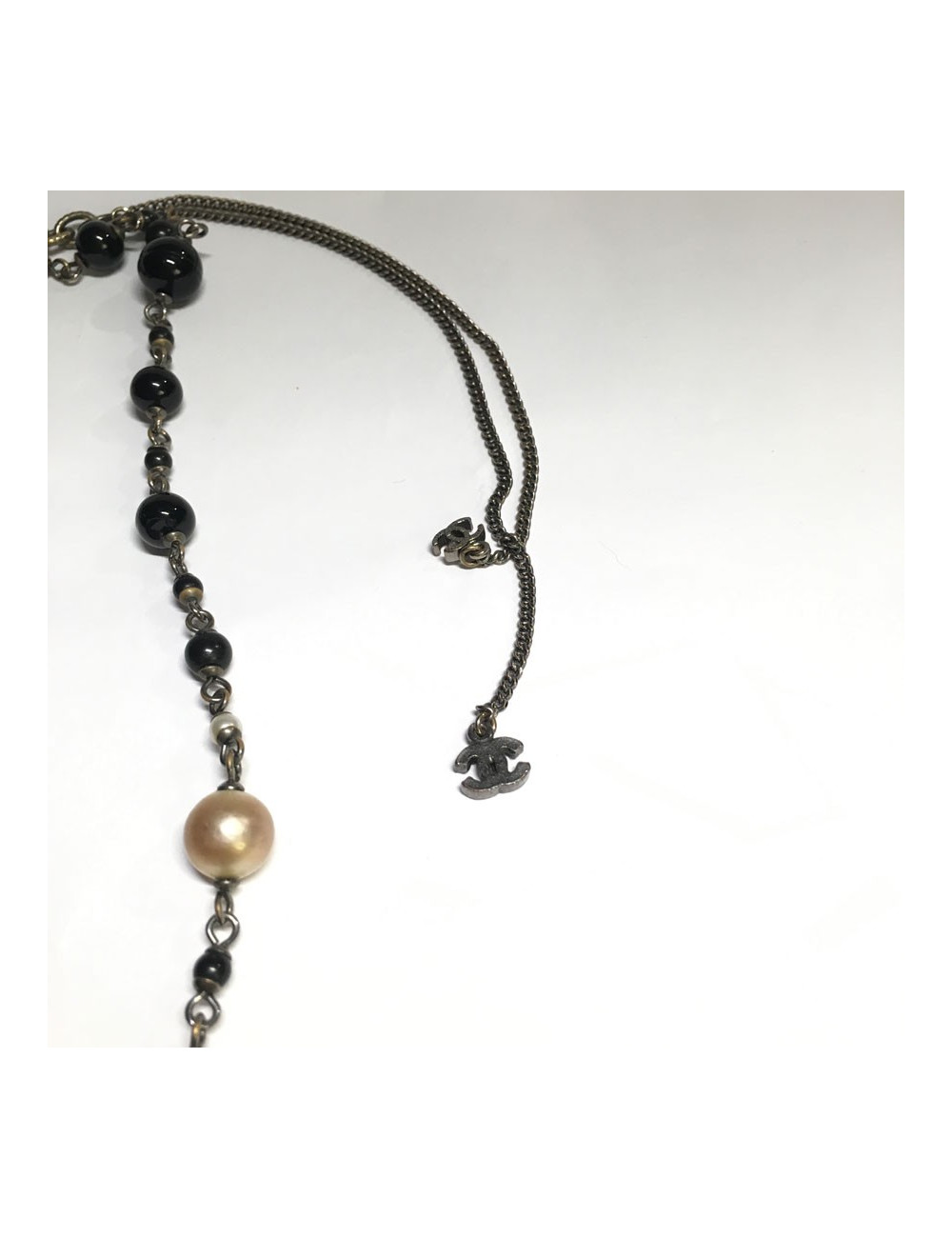 Sautoir CHANEL  CC et perles noires, grises et nacrées