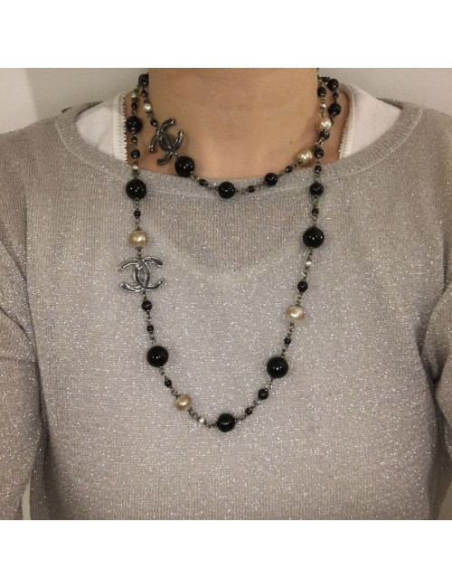 Sautoir CHANEL  CC et perles noires, grises et nacrées