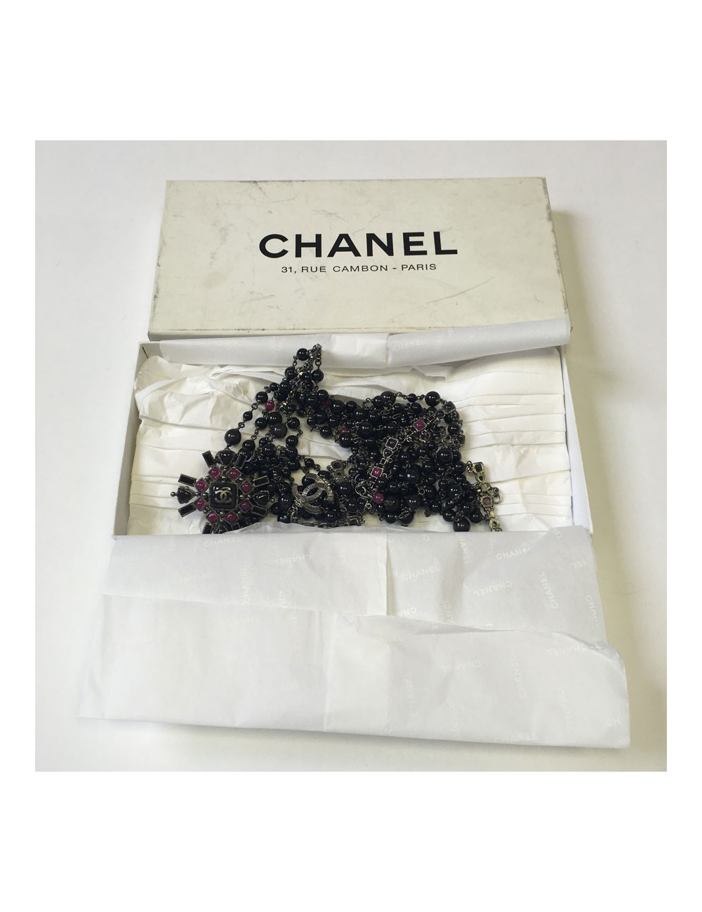 XXX Ceinture CHANEL 5 rangs de perles noires et chaîne argentée