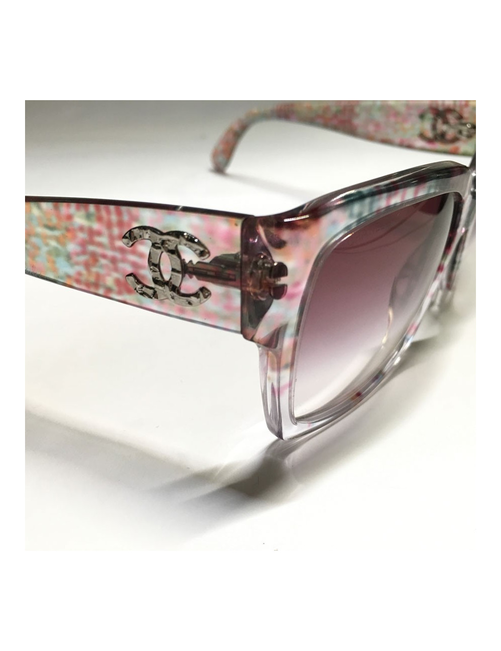 Lunettes de soleil CHANEL roses