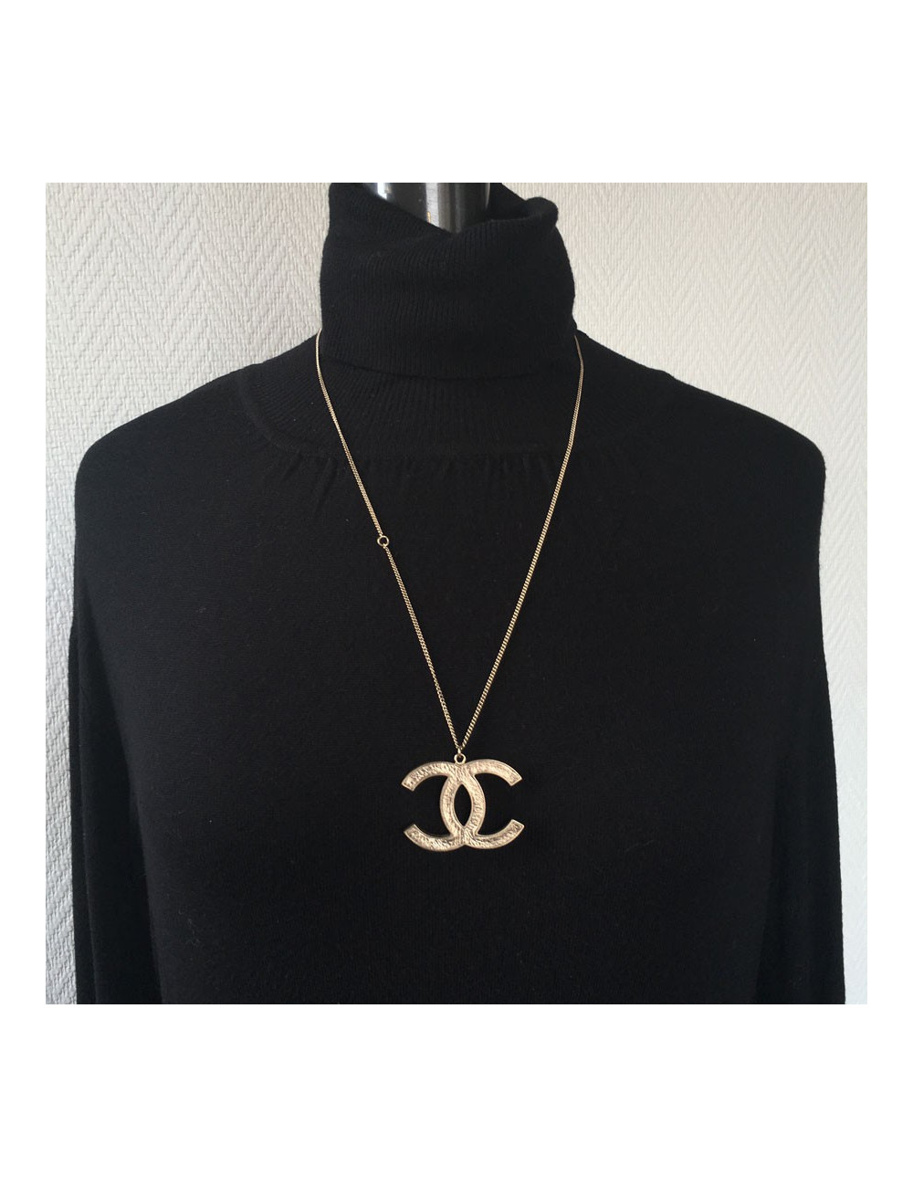 XXX Collier CHANEL "CC" en métal or pâle
