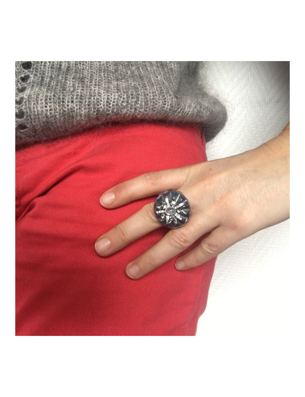 Bague CHANEL haute couture T argentée, strass et pierre transparente en résine pailletée