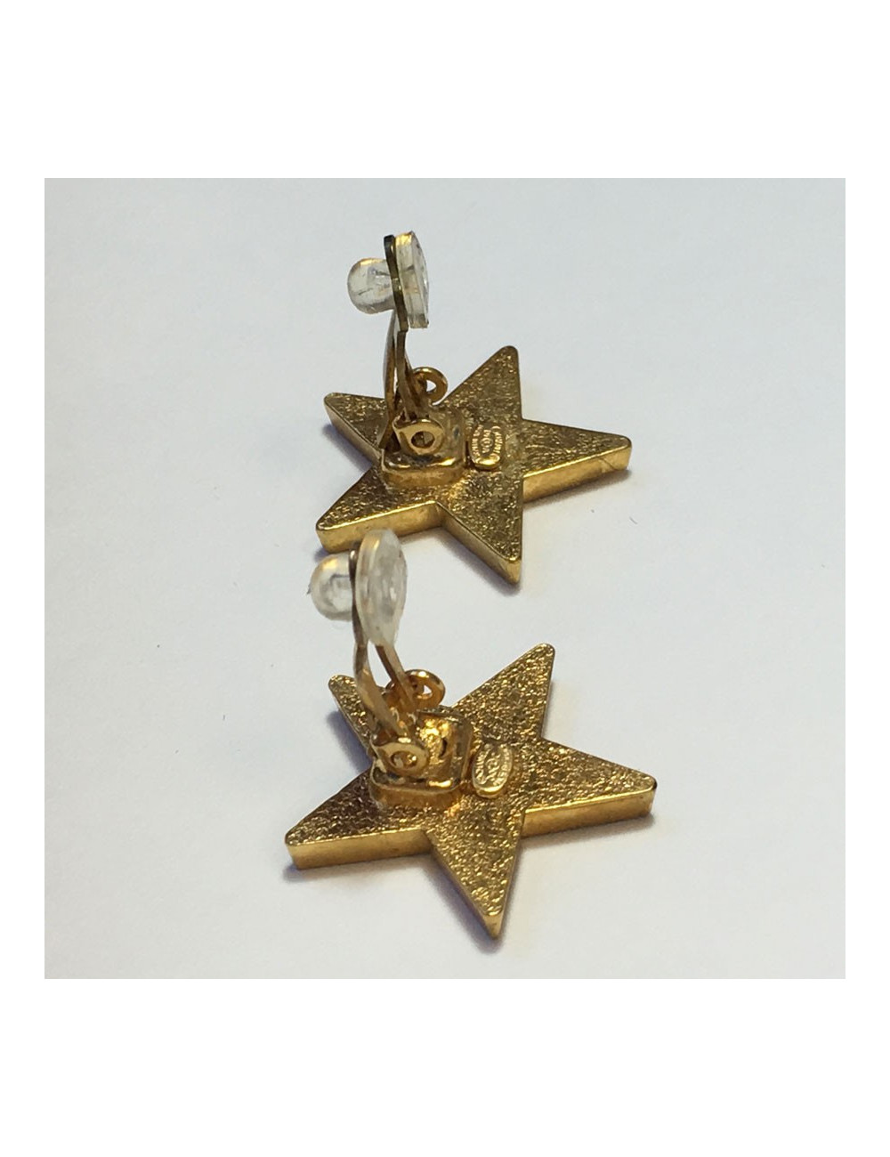 Boucles d'oreille clips "étoiles" CHANEL en émail  corail