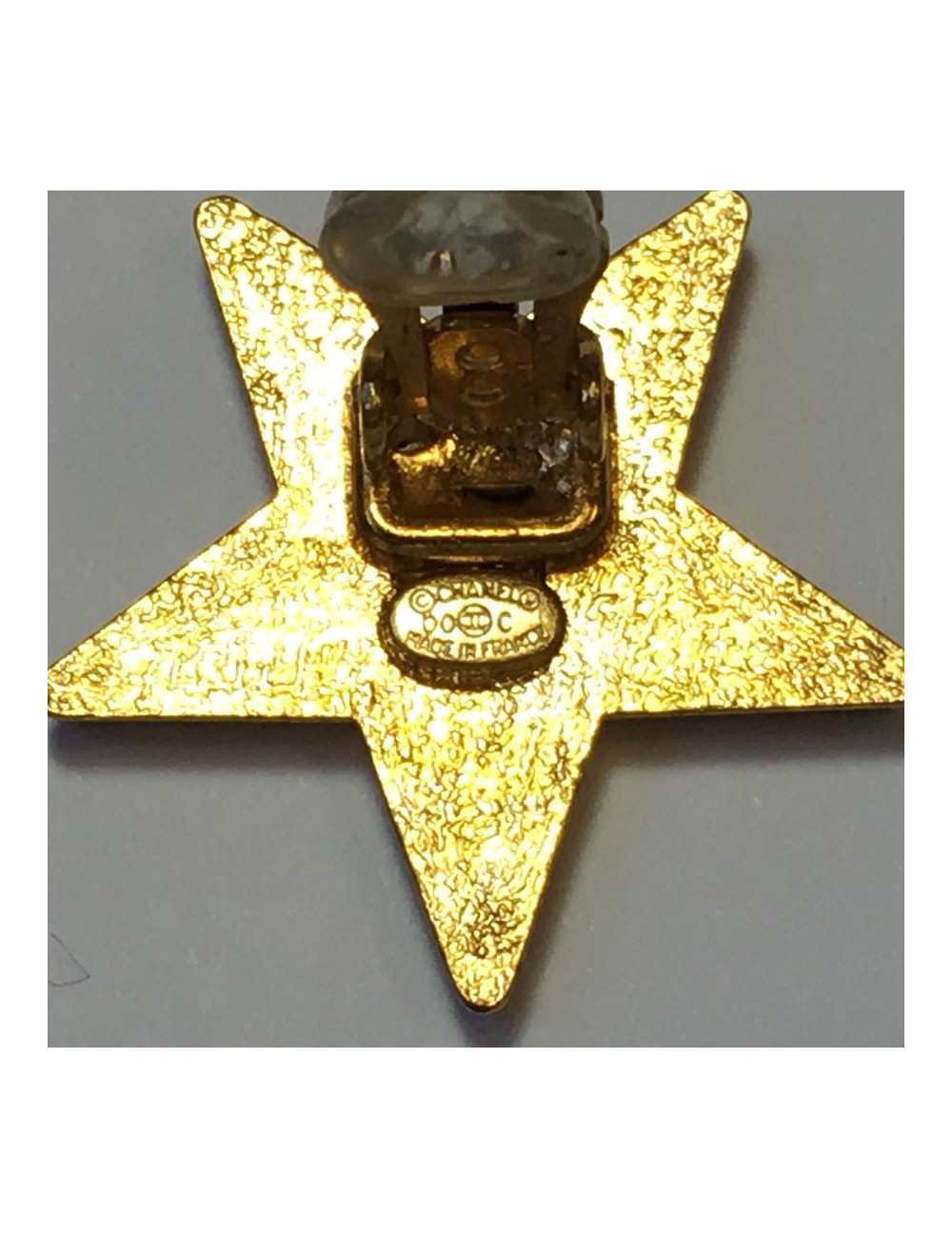 Boucles d'oreille clips "étoiles" CHANEL en émail  corail