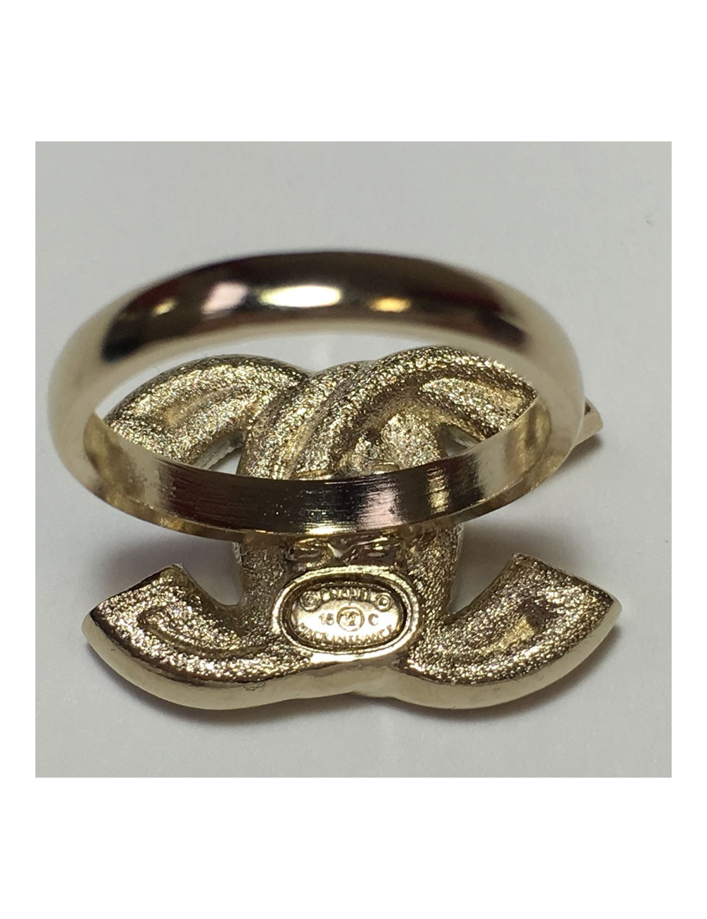 Bague CHANEL T52 CC dore et strass Swarovski