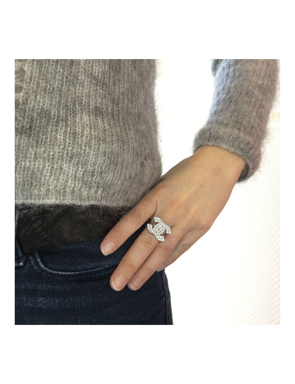 Bague CHANEL CC T55 en métal argenté et strass
