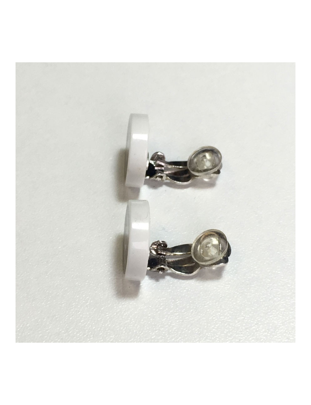 Boucles d'oreille clips CHANEL noir et blanc