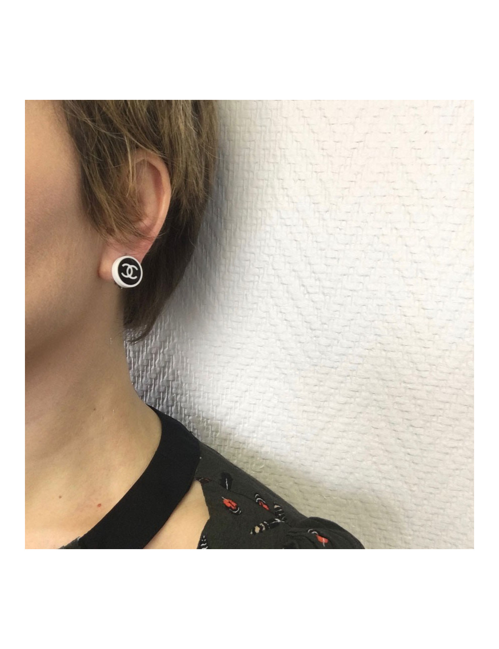 Boucles d'oreille clips CHANEL noir et blanc