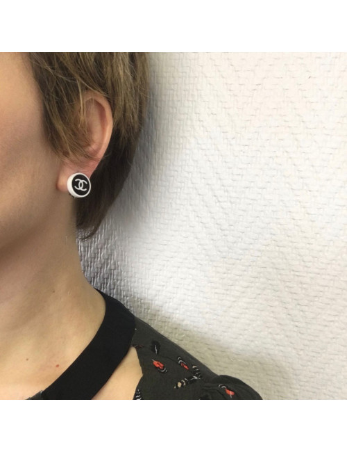Boucles d'oreille clips CHANEL noir et blanc