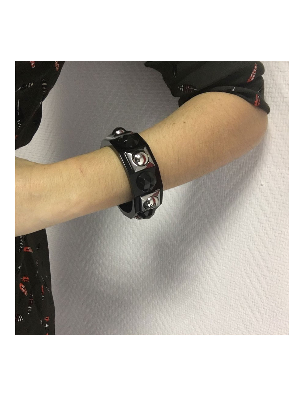 xxx Bracelet CHANEL noir et métal argent