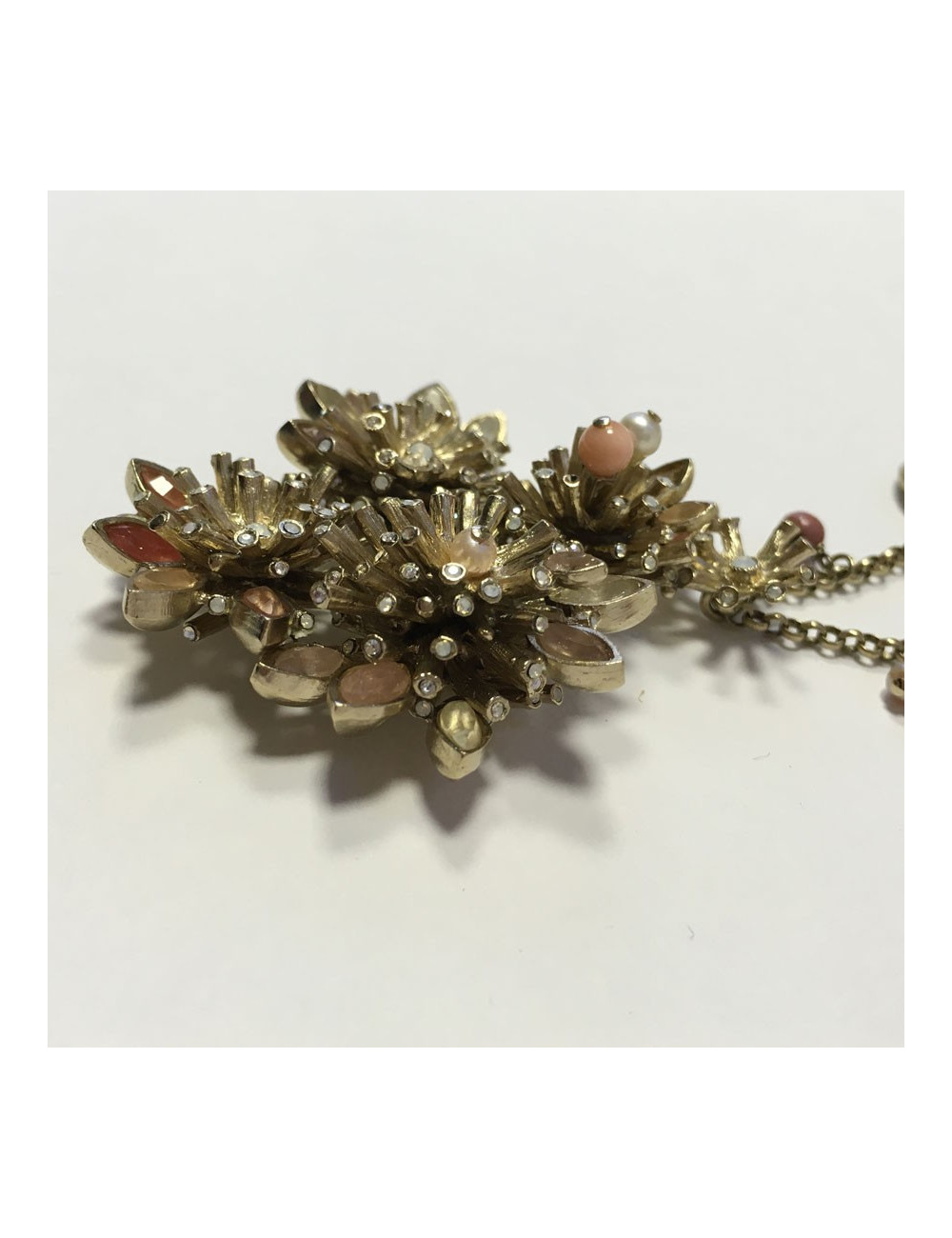 CHANEL necklace in gold metal and flower pendant