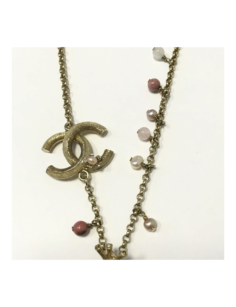  Collier CHANEL en métal doré et pendentif fleur