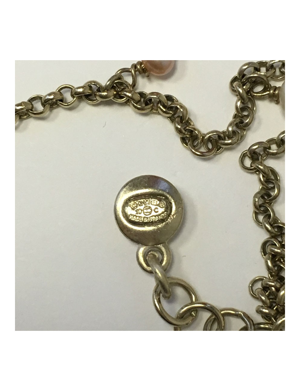  Collier CHANEL en métal doré et pendentif fleur