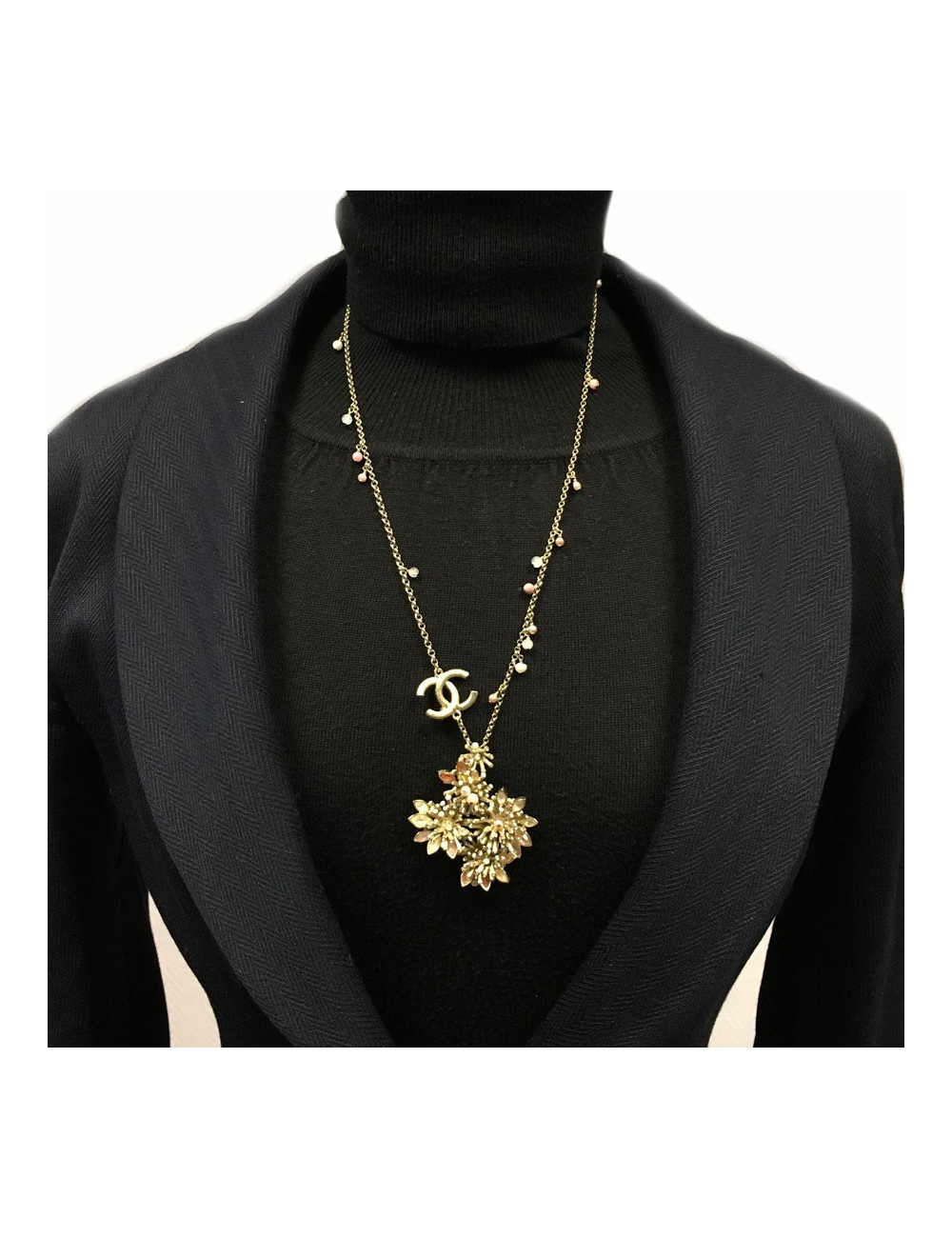 CHANEL necklace in gold metal and flower pendant