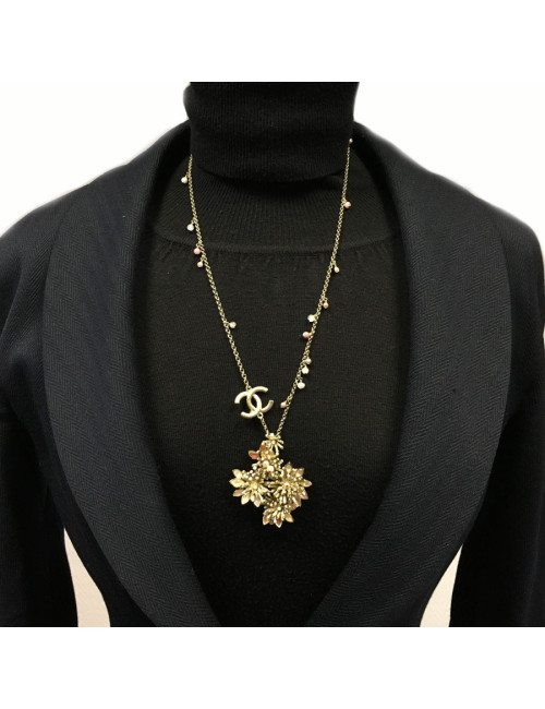 CHANEL necklace in gold metal and flower pendant