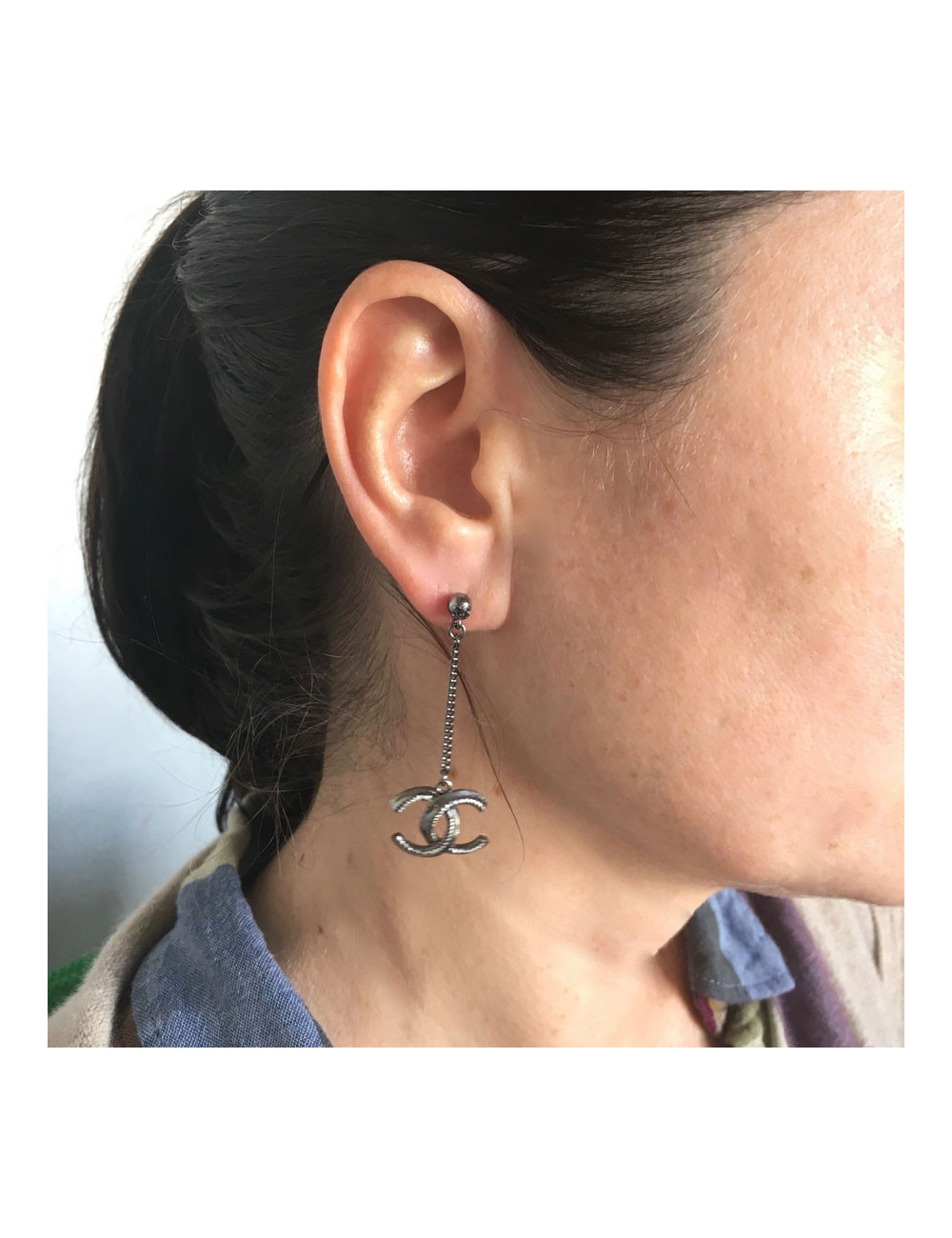 xxx Boucles d'oreille clous pendants CHANEL en métal argenté